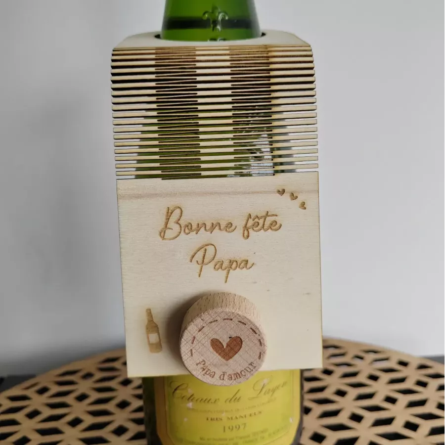 Décoration de bouteille articulée en bois avec bouchon gravé